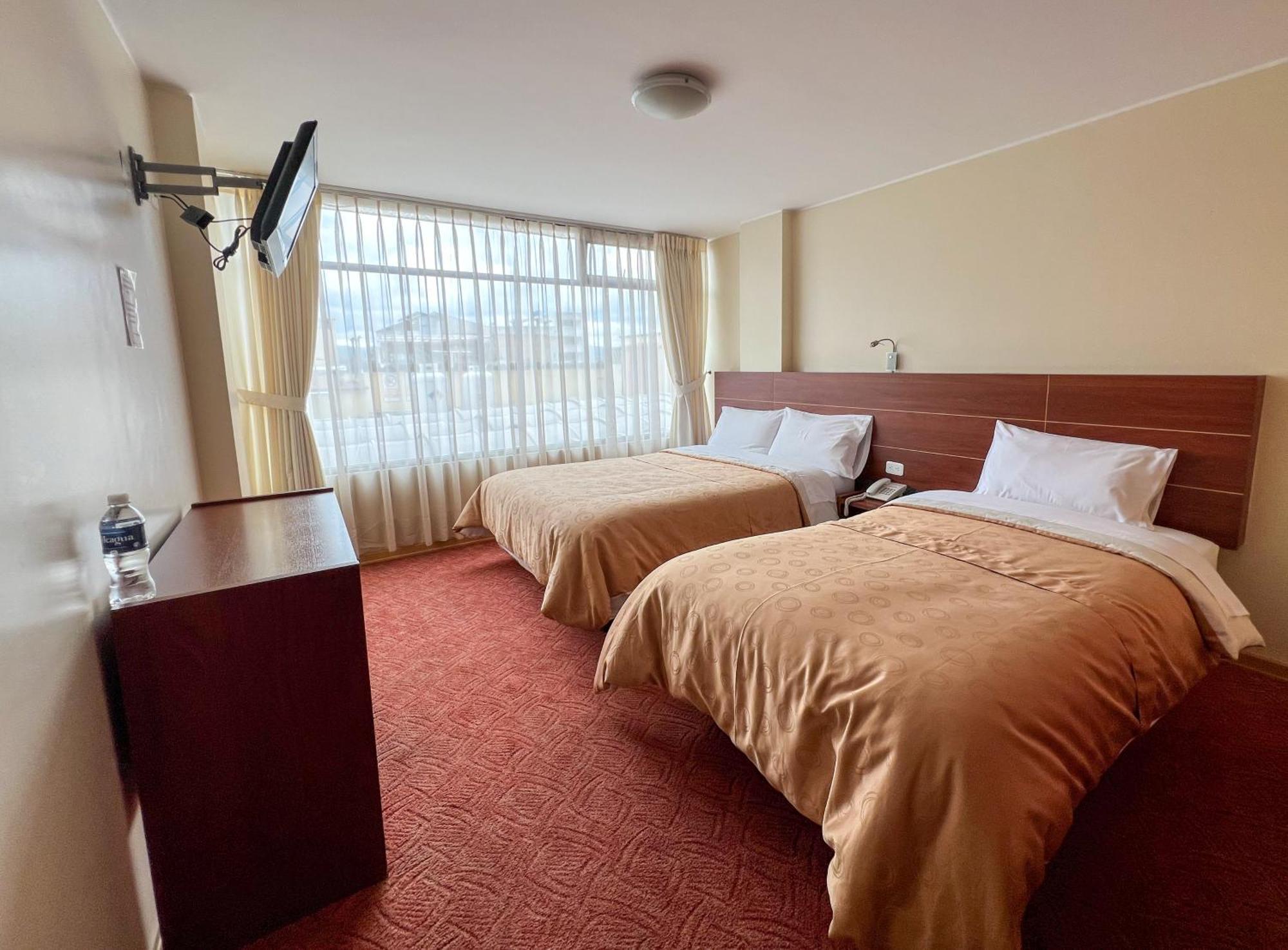 Hotel Flor De Los Andes Tulcán Buitenkant foto