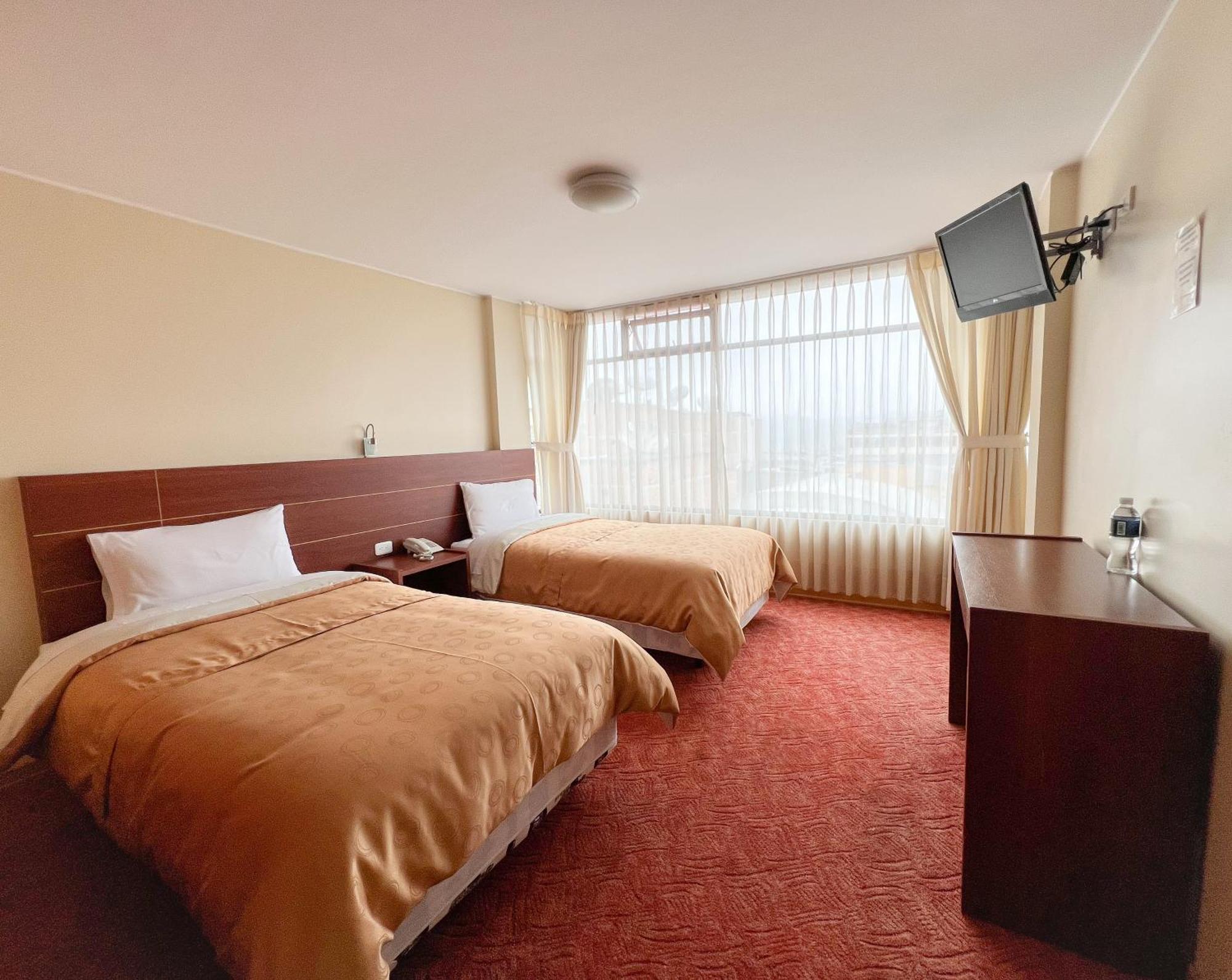 Hotel Flor De Los Andes Tulcán Buitenkant foto